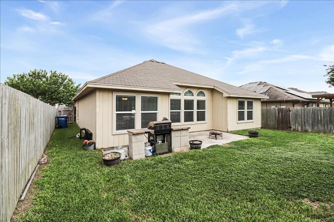 Building Photo - 3906 Las Bahias Dr