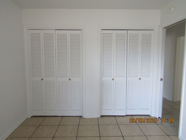 Building Photo - Very nice spacious home! No Carpet! Pet Fr...
