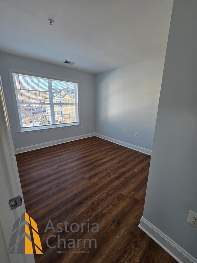 Building Photo - 3 Bedroom 3 Level Home with Garage and Flexible Layout