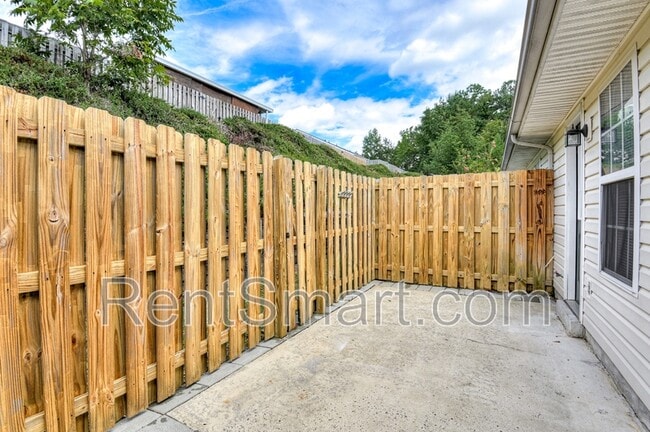 Building Photo - 330 Beech Ln