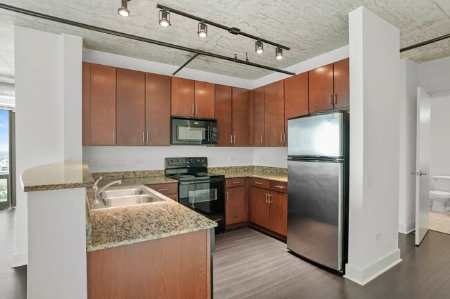 Building Photo - 879 S Clark St