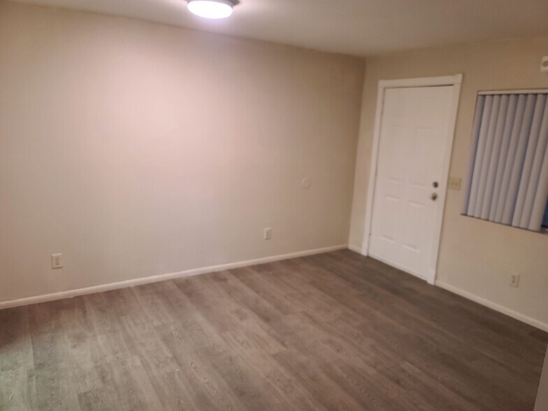 Living - 17 E Ruth Ave