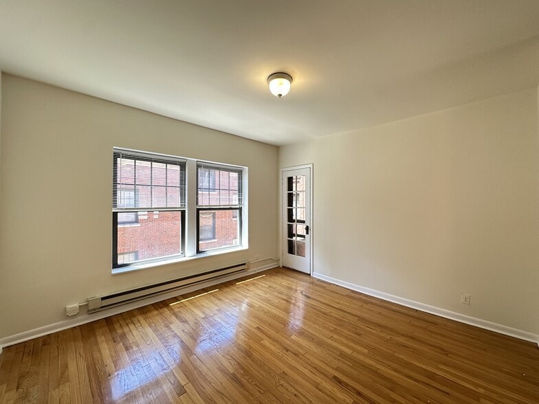 Building Photo - 700 W Cornelia Ave