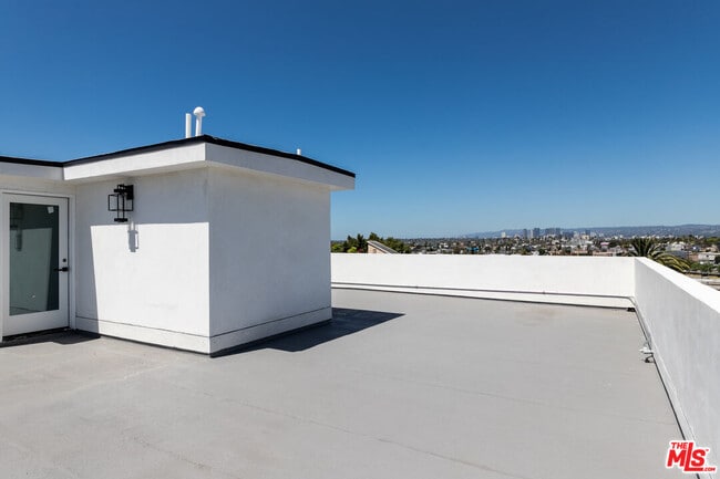 Building Photo - 4615 St Charles Pl