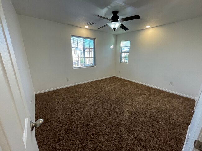 Building Photo - 243 Sweet Spot St