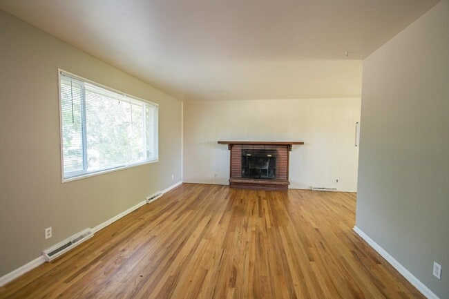 Building Photo - 3375 Moorhead Ave