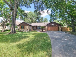 Building Photo - 10282 Valley Dr S