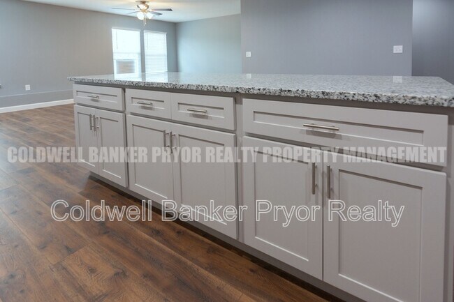 Building Photo - 360 Main St