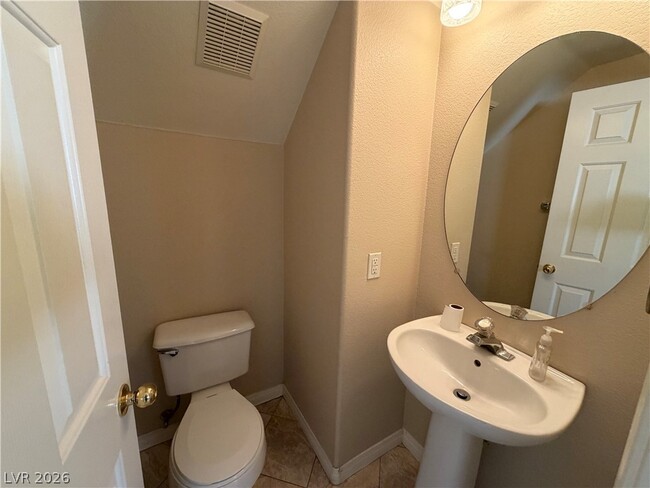 Building Photo - 7613 Roop St