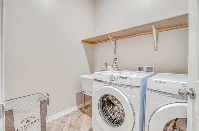 Building Photo - Eastside area for  Short or Long Term Rental(Completely Furnished) Beautiful 4 bed/2.5 baths