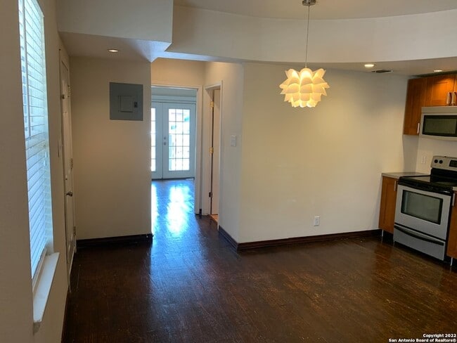 Building Photo - 810 E Ashby Pl