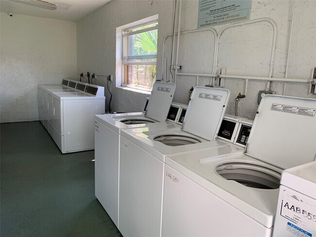 Building Photo - 5168 NE 6th Ave