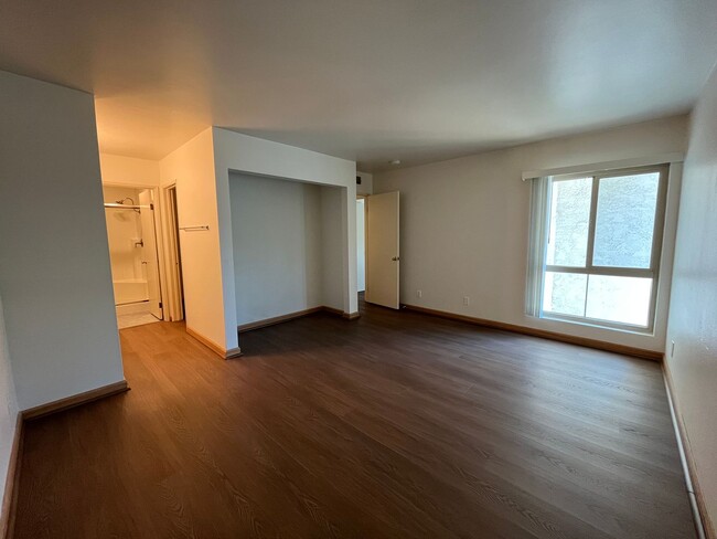 Building Photo - MOVE-IN READY! 2+2 w/lake access + 1 blk f...