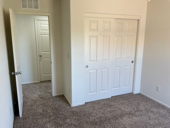Building Photo - 2 Story detached home 3 bedrooms 2.5 bathrooms 2 car garage