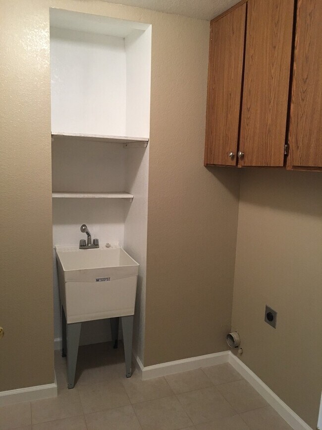 Building Photo - Large two story near the mall!