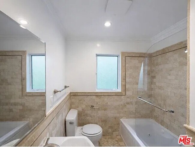 Building Photo - 1033 20th St