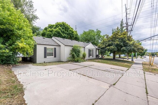 Building Photo - 706 900 E