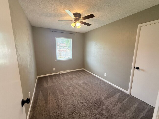 Building Photo - 667 Parkwood Dr