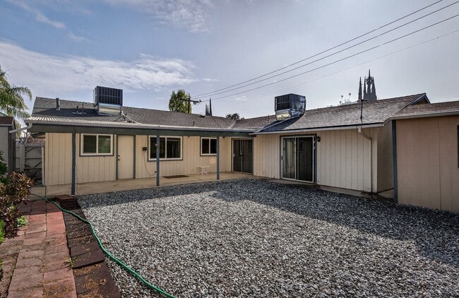 Building Photo - Spacious Updated Single Story - Walk to LLUMC