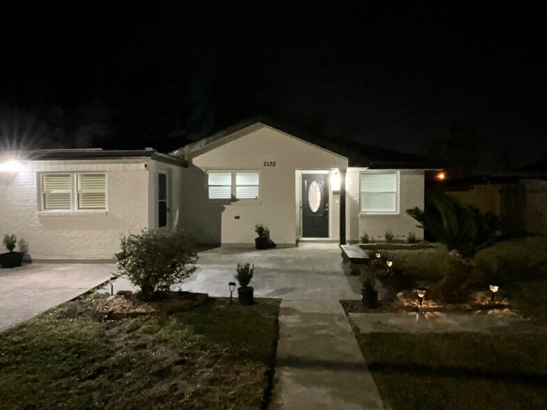 Building Photo - 2135 Delaware Ave