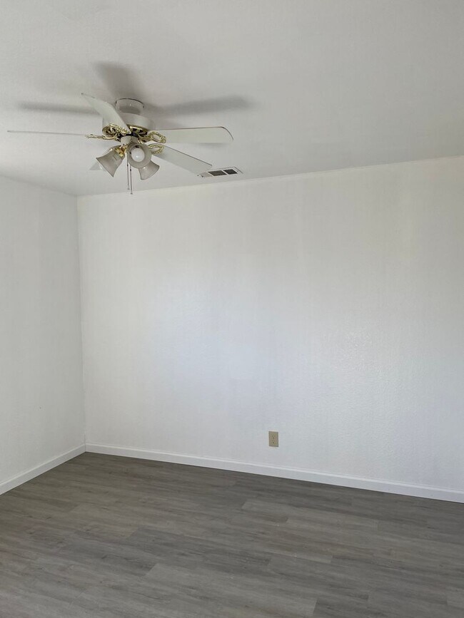 Building Photo - 3 BED 2 BATH IN SHASTA LAKE