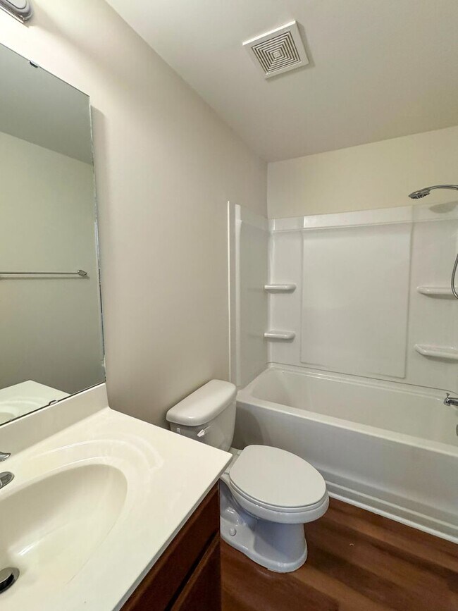 Building Photo - Lovely 5 Bed 3 Bath Home with Community Amenities