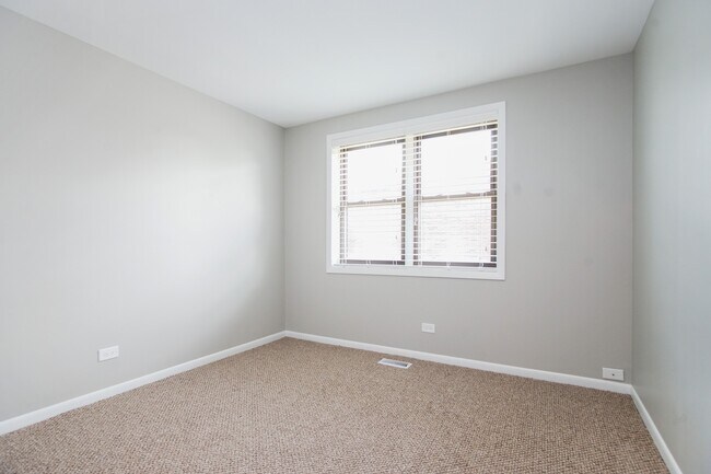 Building Photo - 1360 W Byron Ave
