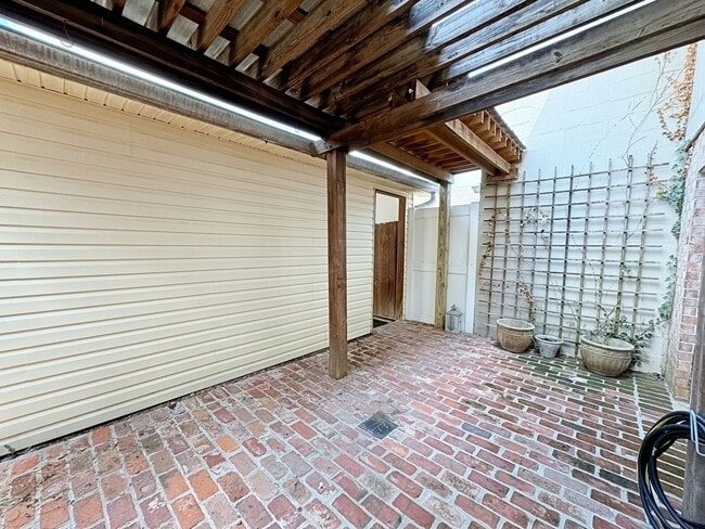 Building Photo - Custom Remodeled Townhome off Jefferson Hwy