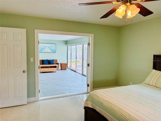 Building Photo - 14025 Yacht Club Blvd