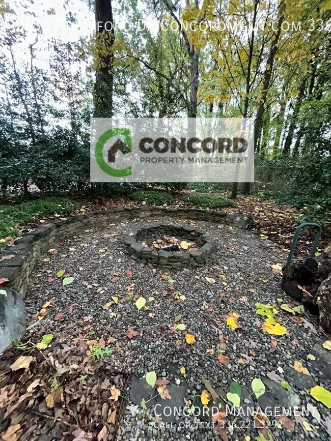 Building Photo - 2630 Stratford Dr