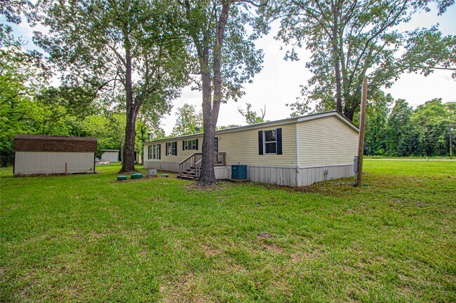 Building Photo - 613 River Rd