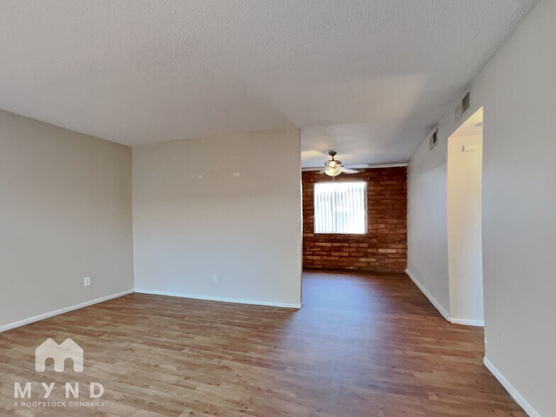 Building Photo - 910 S Dorsey Ln