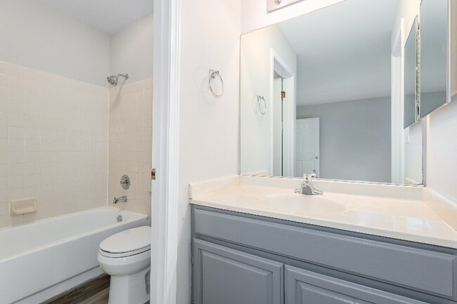 Building Photo - 210 Glengarry Dr