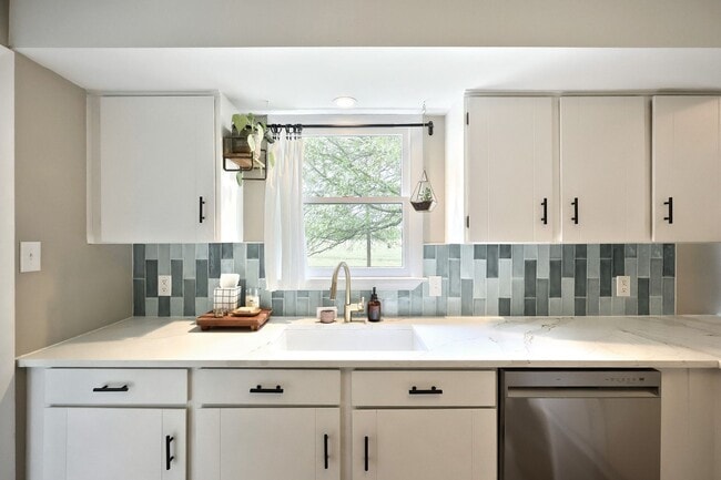 Building Photo - Beautiful Full Home in York