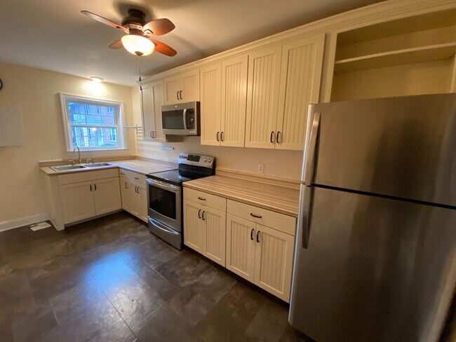 Building Photo - Two-Bedroom Apartment Directly Across from Forest Hill Park. Great Location!