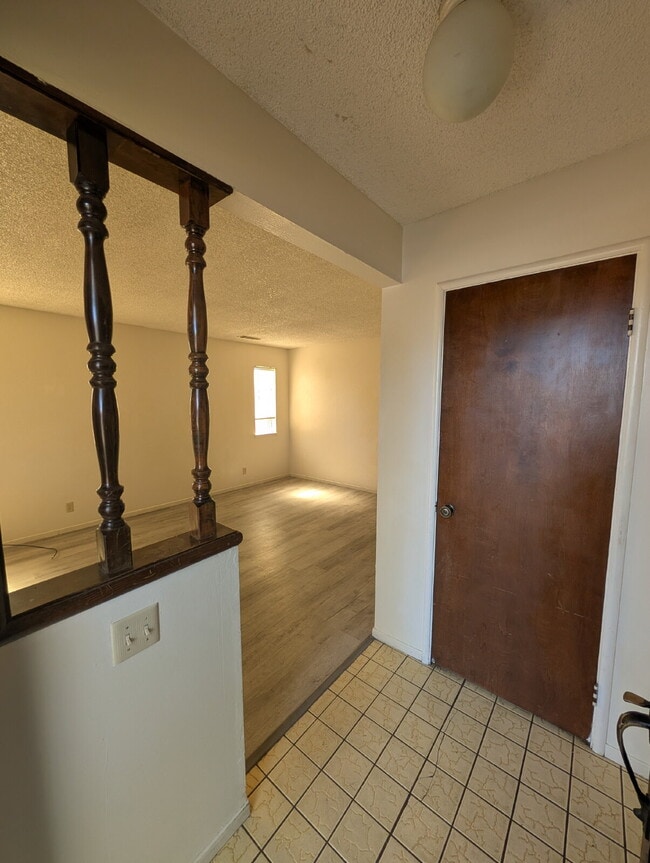 Building Photo - Charming 2-Bedroom Retreat in Visalia's Heart!
