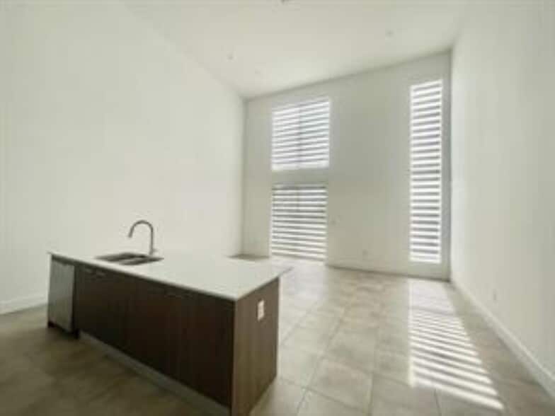 Building Photo - 3455 NE 5th Ave