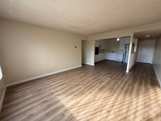 Building Photo - Mid Town Ventura 2 Bedroom 2 Bath Upstairs Corner Unit Apartment