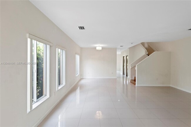 Building Photo - 2782 SW 33rd Ave