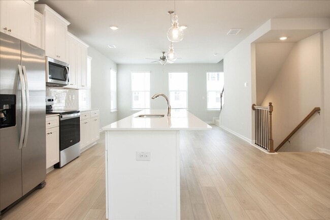 Building Photo - Newly Constructed 4bd/3.5ba Minutes From A...