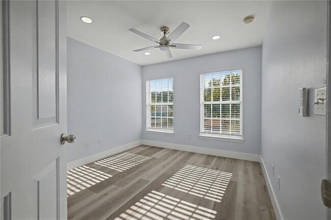 Building Photo - 1042 WATERSIDE Dr