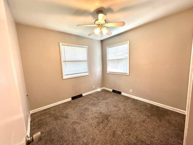 Building Photo - GREAT LOCATION!  3 BEDROOM 1 BATH IN S JOP...