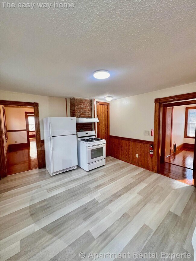 Building Photo - 22 Temple St