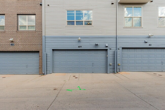 Building Photo - A contemporary 1826 sq ft. 3 Bedroom / 3 B...