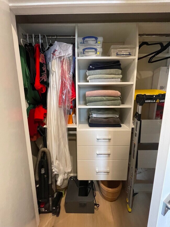 Building Photo - 354 Grove St