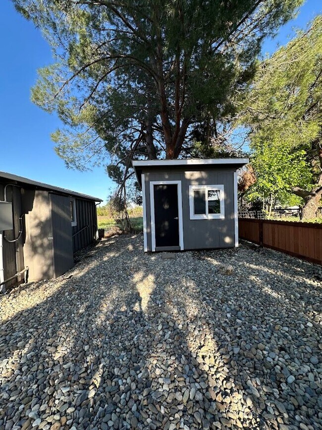 Building Photo - Charming One Bedroom in the Heart of Red Bluff! Pet Friendly!