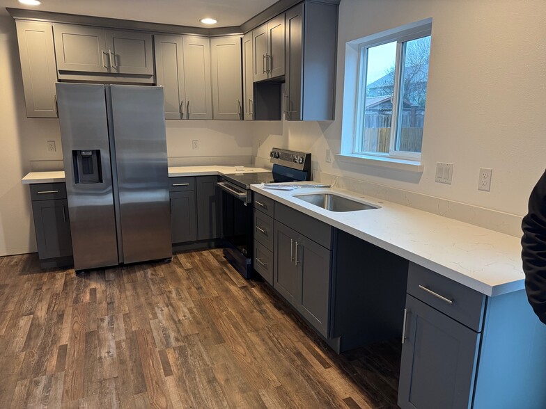 Building Photo - 713 8th St