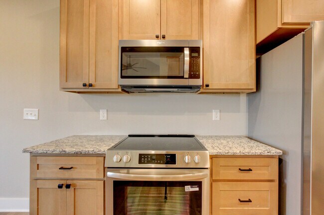 Building Photo - 102 Riverbend Dr