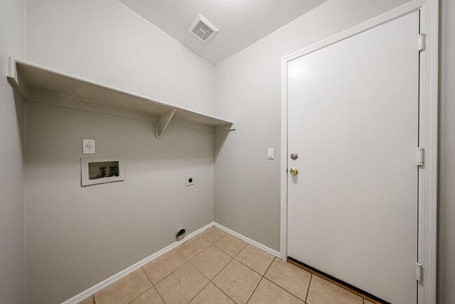 Building Photo - 5BD 3BA with Pool in West Chandler!