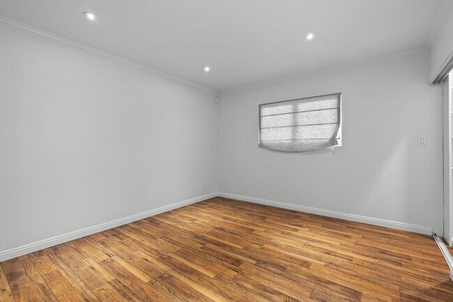 Building Photo - UPGRADED SOUTH OF THE BOULEVARD HOME WITH HUGE BACKYARD!